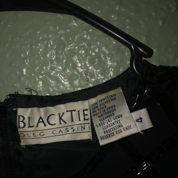 Sleeveless sequined top. - Picture 3 of 3